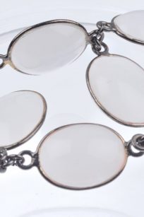 Sautoir blanc detail