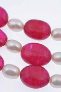 Collier grenat perles detail