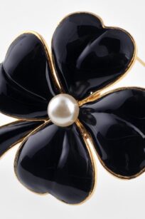 Broche trèfle noir