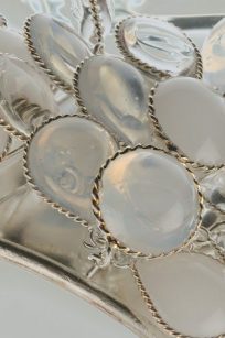 Manchette argent blanc detail