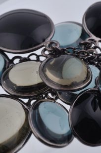 Boucles d'oreilles pastilles bleu detail