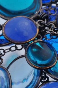 Collier bleu detail