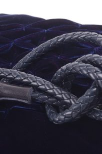 Sac velours bleu marine detail
